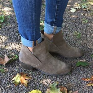 Me Too booties size 6.5